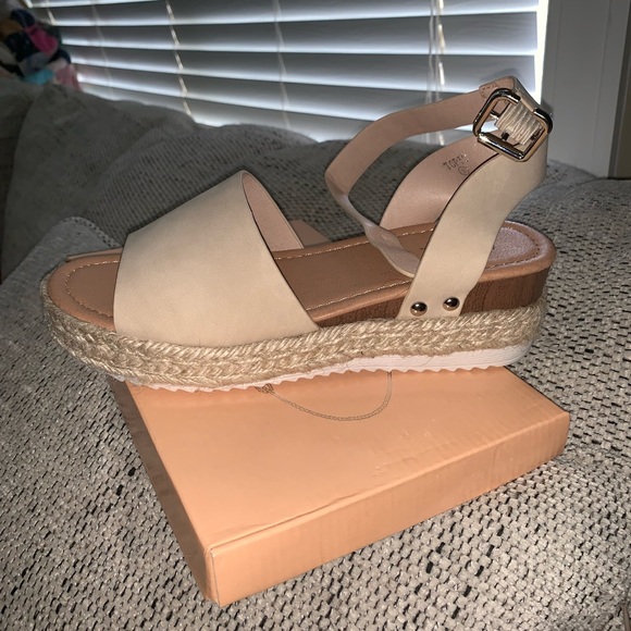 LEGEND FOOTWEAR INC Joonie-06 Platform Sandal JOONIE-06-BKPU  Size 8 platform sandals